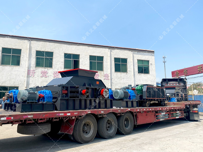 1200*1200雙齒輥破碎機(jī)，兩臺(tái)900*900軌道移動(dòng)雙齒輥破碎機(jī)發(fā)往云南